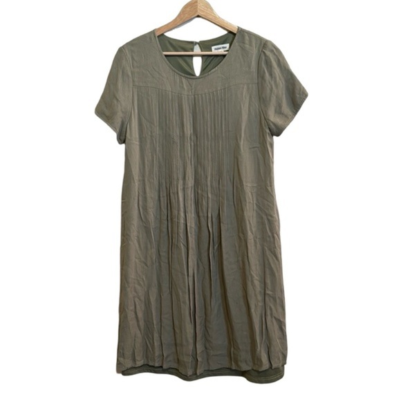 Effortless Elegance: Hidden Alley‎ Medium Dress - Picture 3 of 10